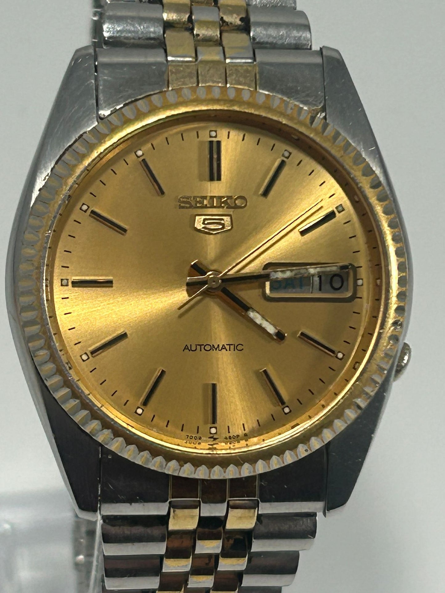Vintage Seiko 5 Automatic – Gold Dial, Fluted Bezel