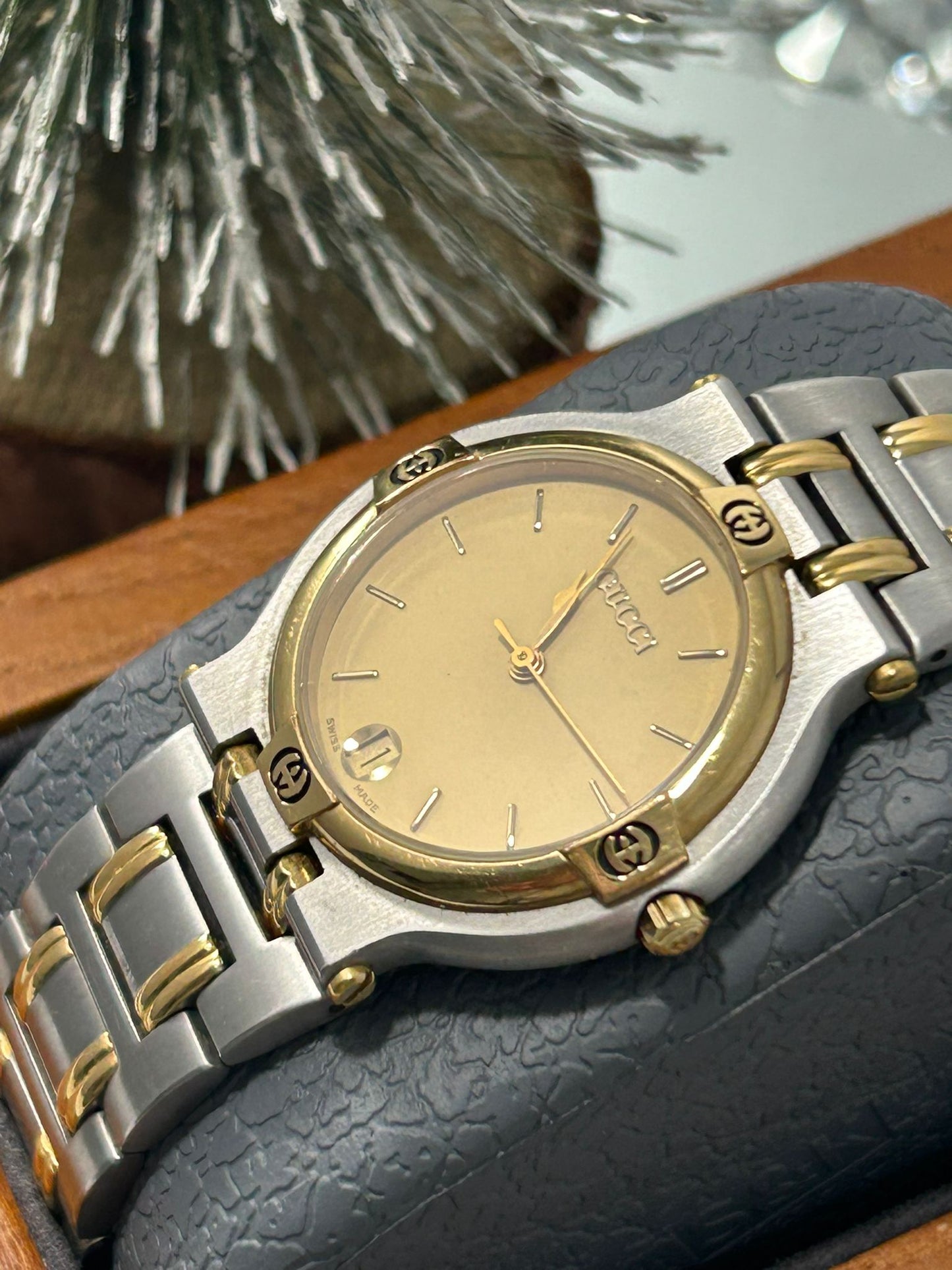 Gucci Vintage 9000M Stainless Steel Gold Bezel Unisex Swiss Quartz Watch