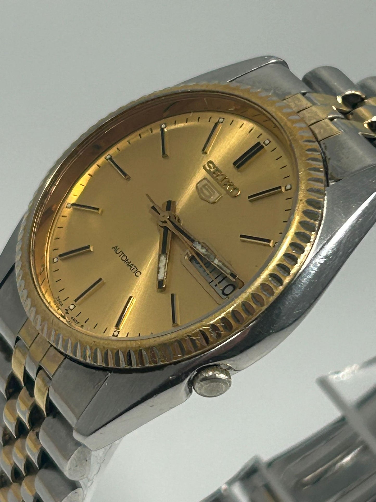 Vintage Seiko 5 Automatic – Gold Dial, Fluted Bezel