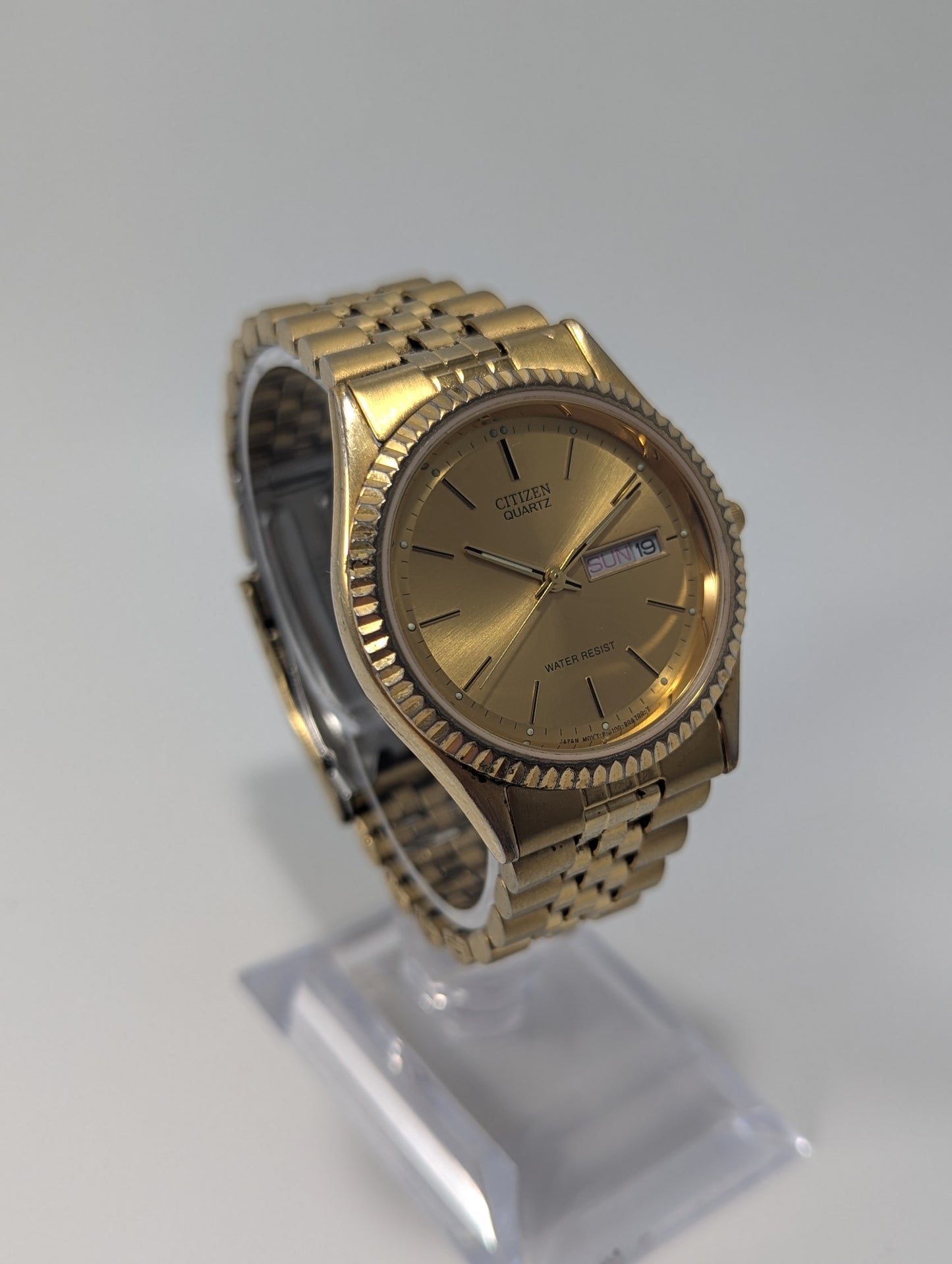 Citizen CQ Quartz Day-Date 6100-R00391 Gold Dress Watch Fluted Bezel Quartz