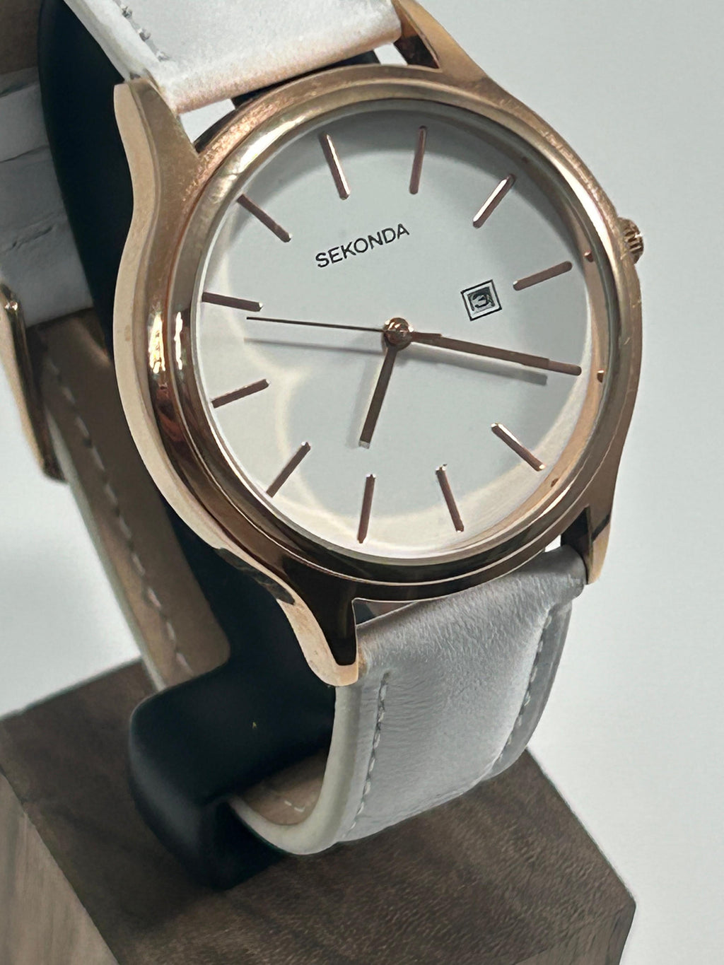 Sekonda Classic Quartz — Rose Gold-Tone, White Dial, Date, White Leather Strap