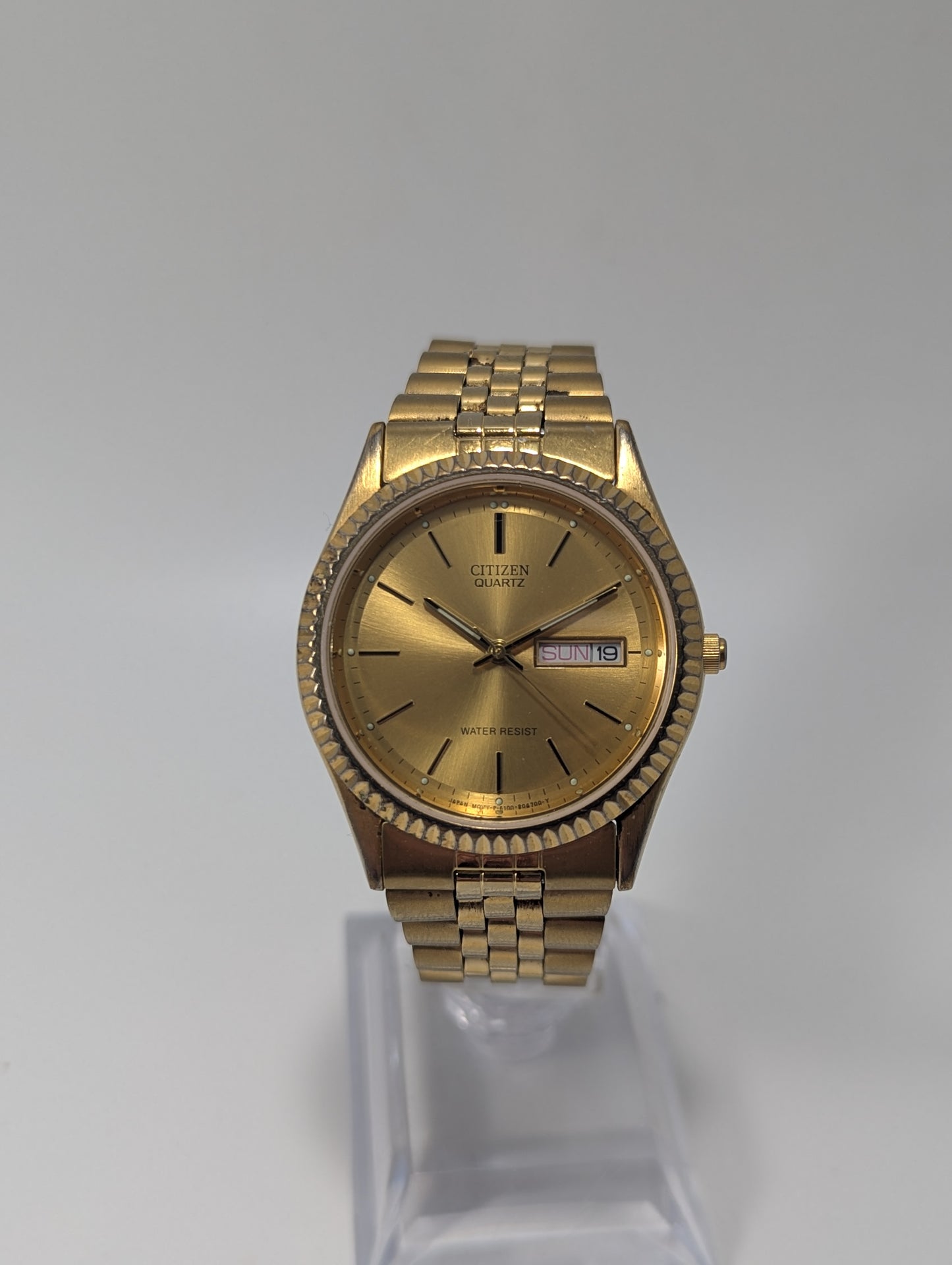 Citizen CQ Quartz Day-Date 6100-R00391 Gold Dress Watch Fluted Bezel Quartz