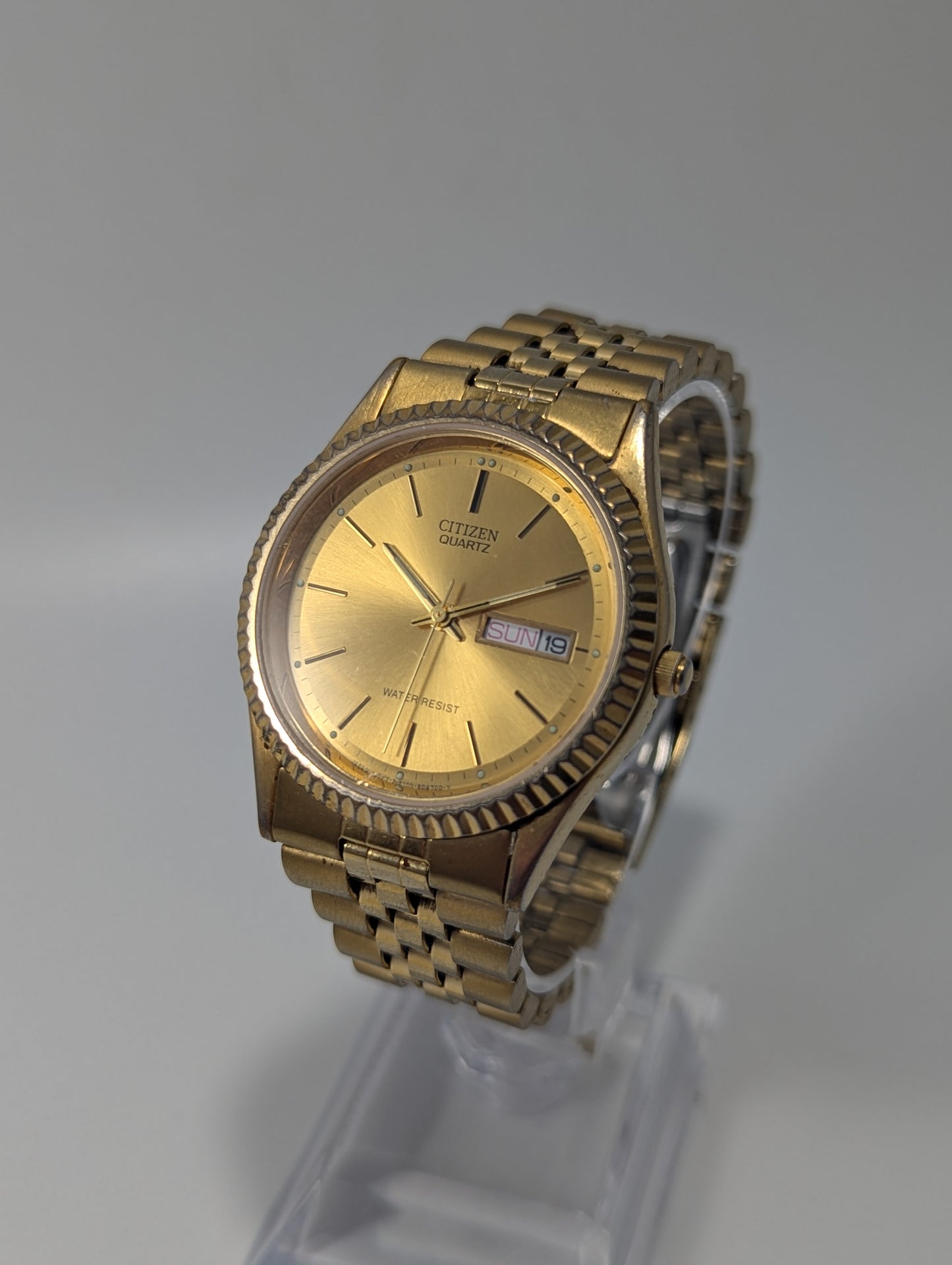 Citizen CQ Quartz Day-Date 6100-R00391 Gold Dress Watch Fluted Bezel Quartz