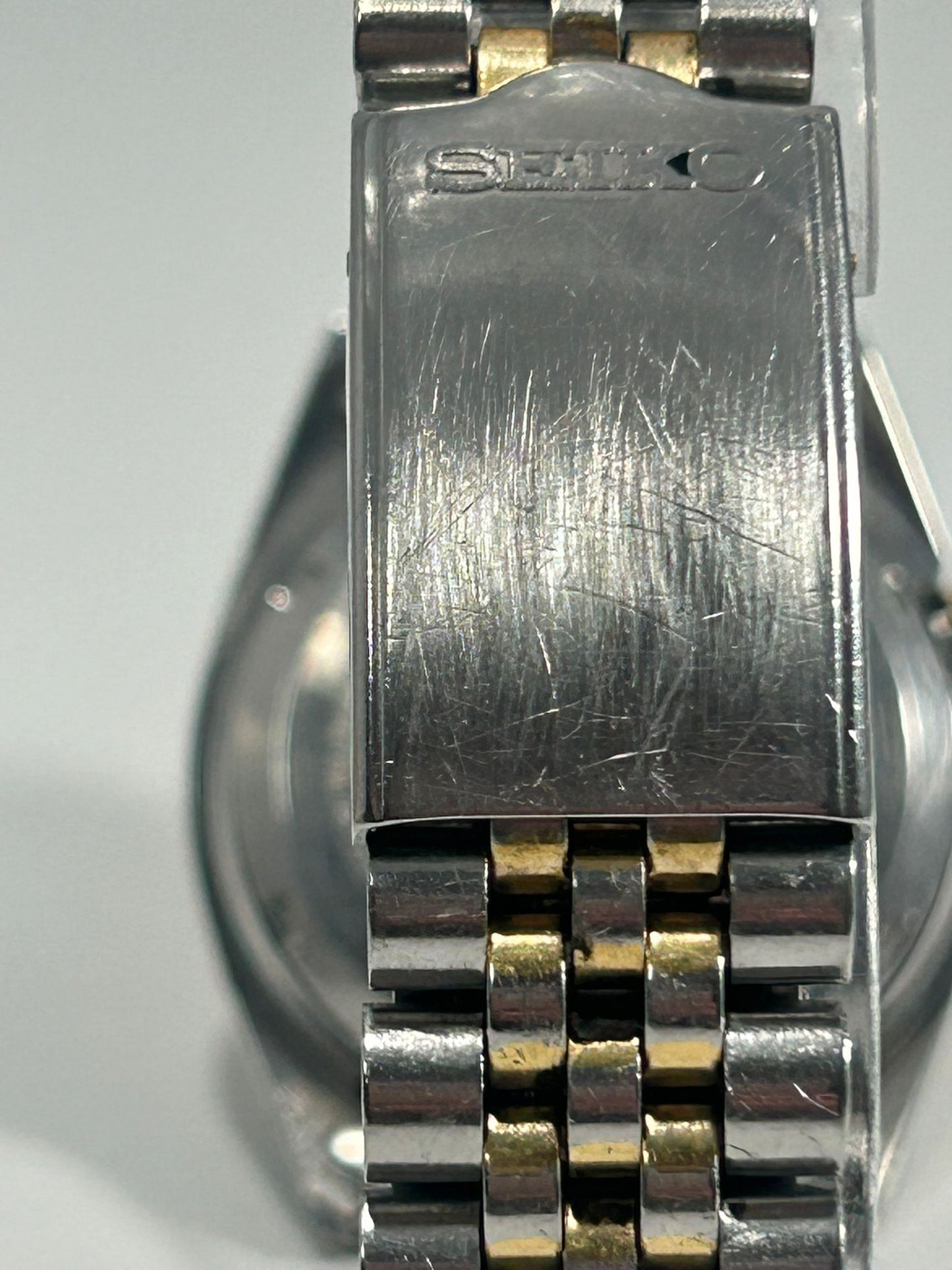 Vintage Seiko 5 Automatic – Gold Dial, Fluted Bezel