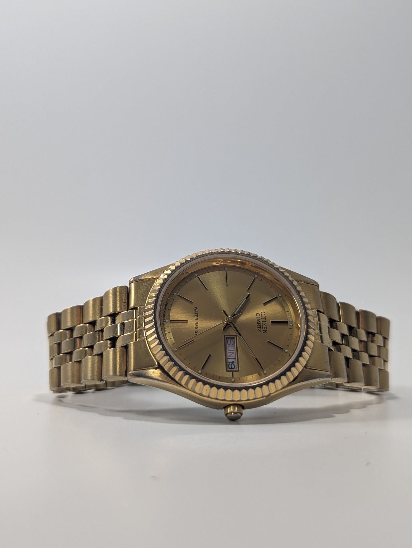 Citizen CQ Quartz Day-Date 6100-R00391 Gold Dress Watch Fluted Bezel Quartz